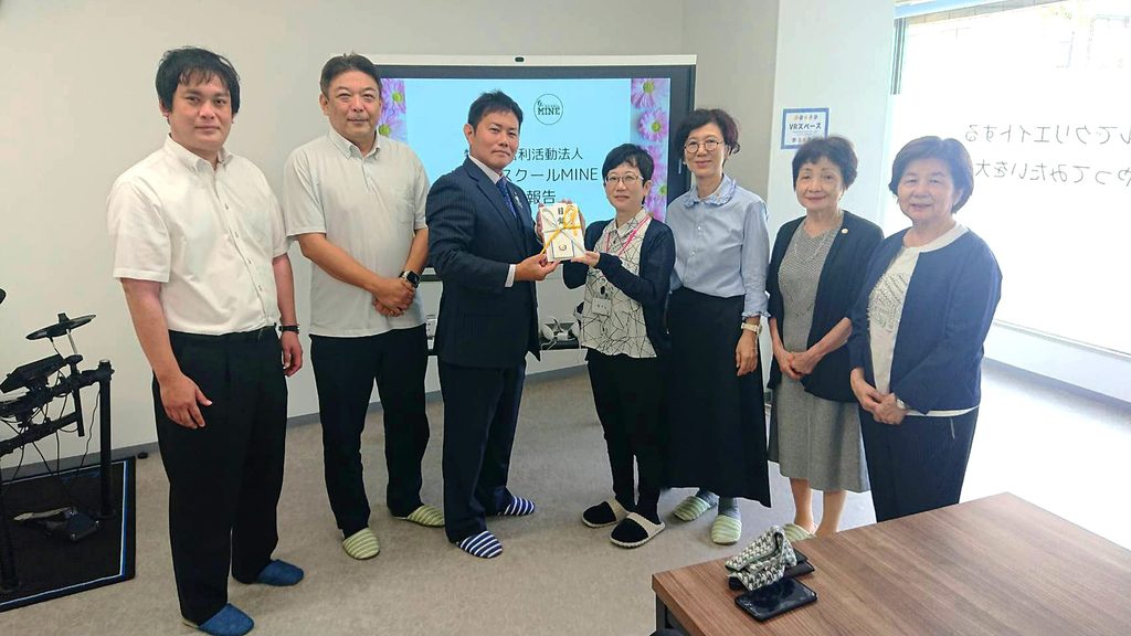 フリースクールmineに電子黒板・タブレット端末を寄贈